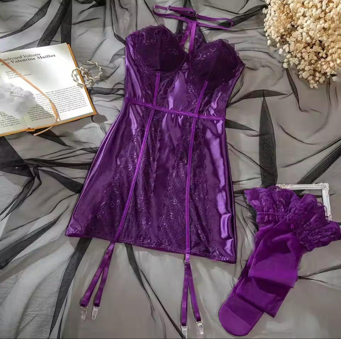 Ambrine - Satynowa koszulka typu babydoll z koronkowymi detalami